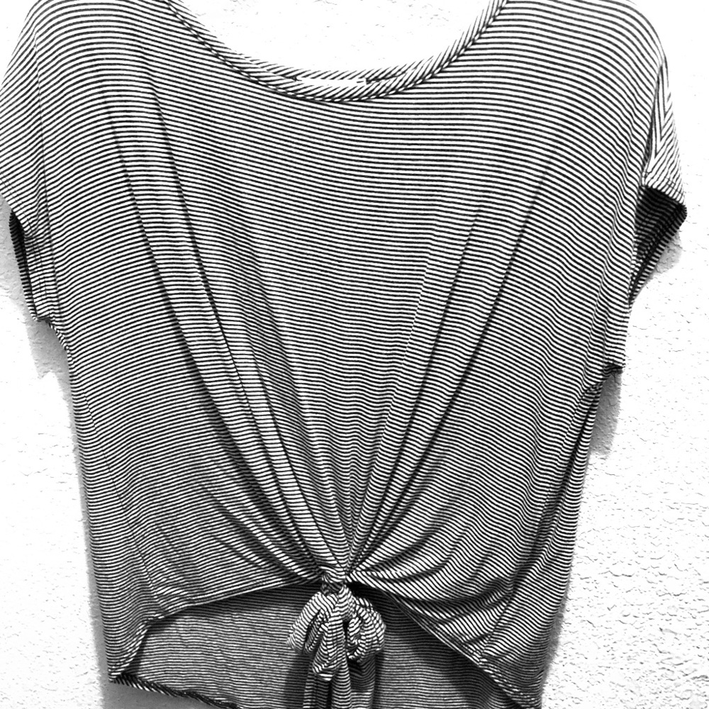 Black/white striped shortsleeve top w/  front tie